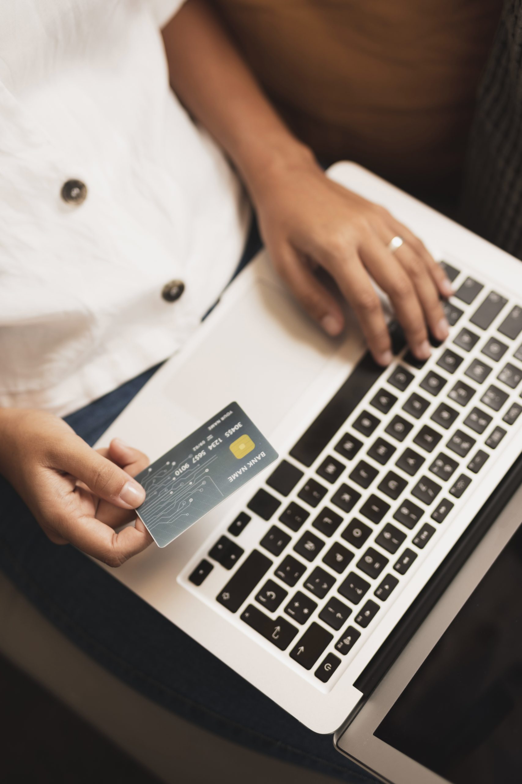 top-view-hands-holding-credit-card-laptop-scaled Expandieren Sie nach Amazon USA