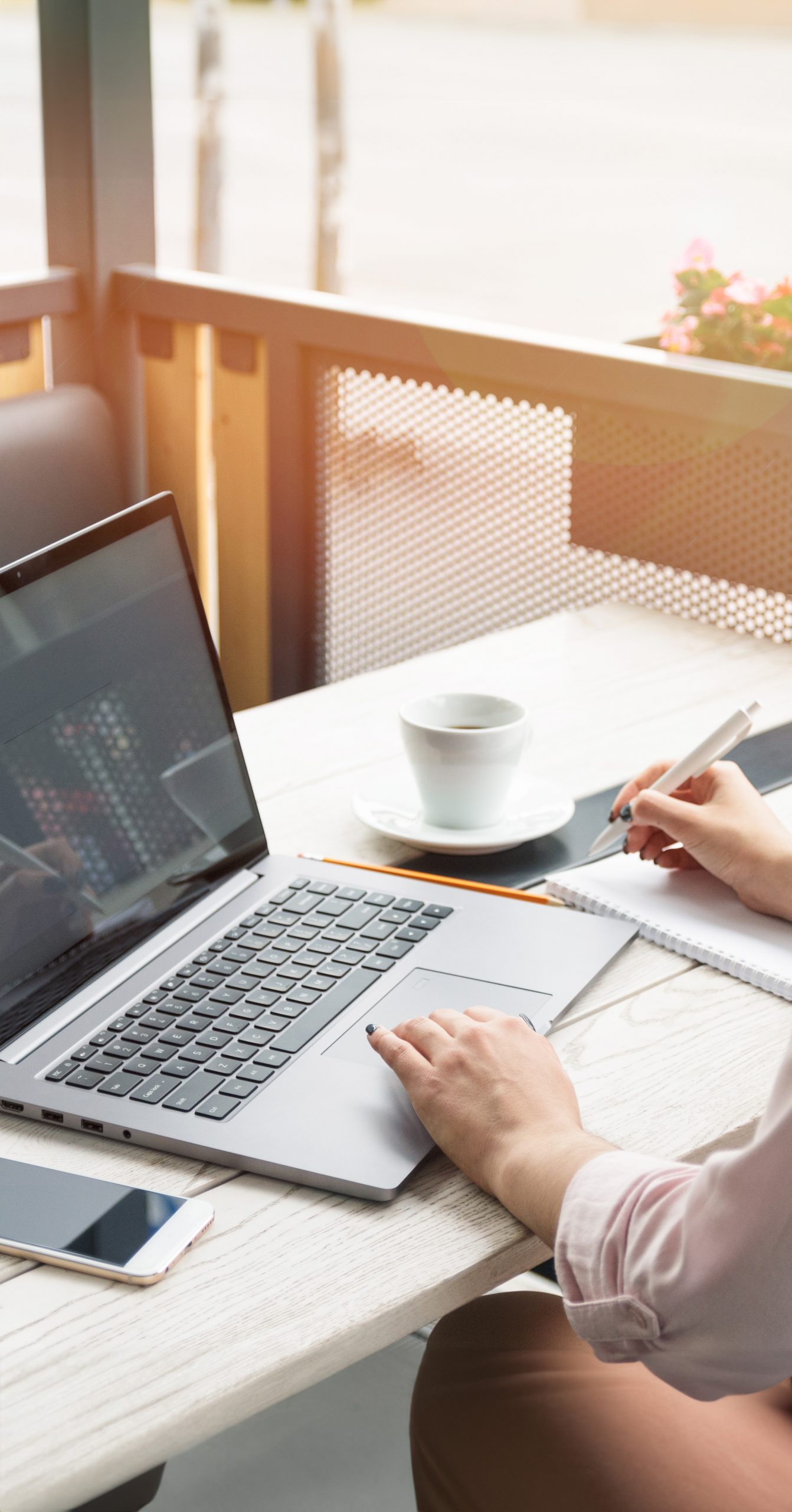 close-up-portrait-young-woman-working-laptop-writing-coffee-table-2-scaled Expandieren Sie nach Amazon USA