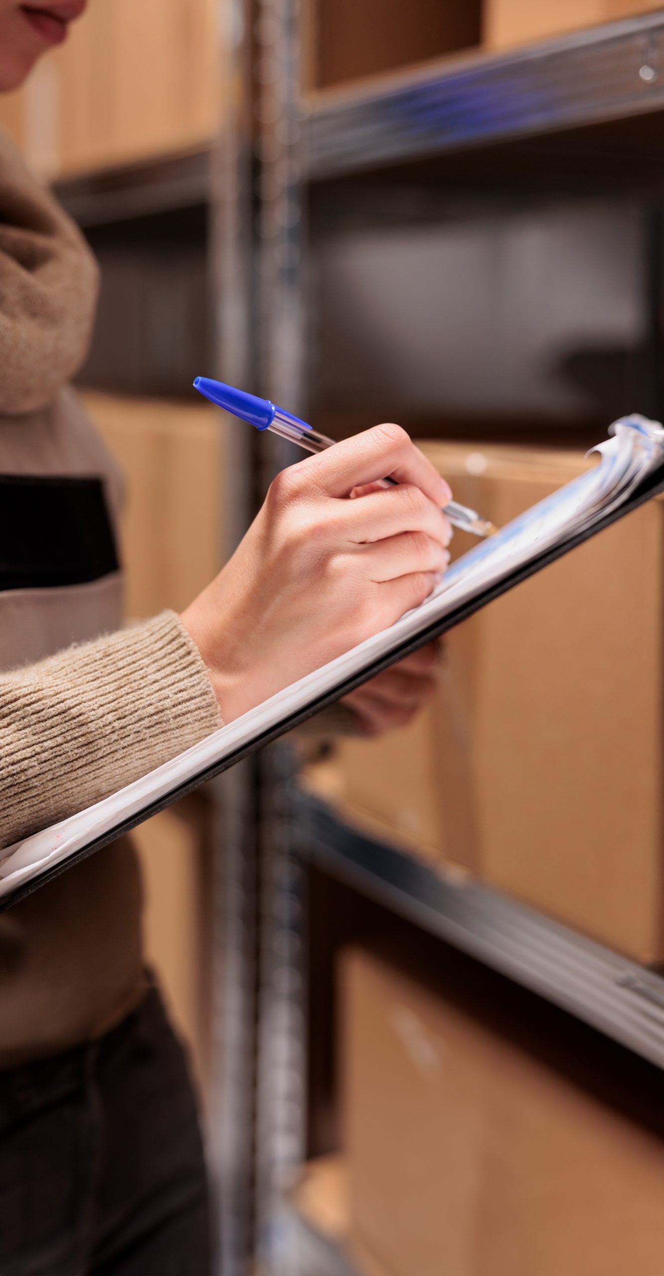 post-office-warehouse-employee-searching-parcel-checking-postal-form-young-caucasian-woman-supervising-cardboard-boxes-mail-sorting-center-writing-clipboard-close-up-1-scaled Expandieren Sie nach Amazon USA